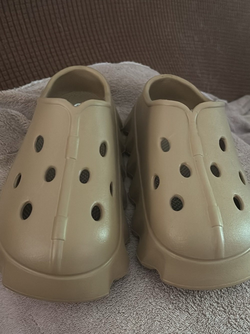Unisex Casual Slip-On Sandal Clog in Beige